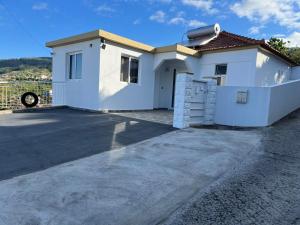 a white house with a driveway in front of it at Madeira Pura in Calheta