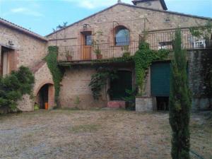 a large brick house with ivy growing on it at Domaine de Nidolères in Tresserre