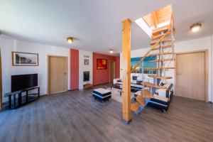 ein Wohnzimmer mit Wendeltreppe und ein Wohnzimmer in der Unterkunft JBX Albatros Lipno in Přední Výtoň