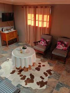a living room with a table and two chairs at Skaap Kraal Guest Farm in Kakamas