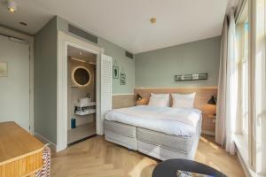 a bedroom with a large bed in a room at City Hotel Rembrandt in Leiden +98 photos