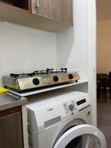 a kitchen with a stove and a washing machine at Étoile Batroun in Batroûn