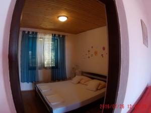 a bedroom with a bed and a large mirror at Apartman Luburić in Pinezici