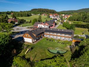 Luftaufnahme eines großen Gebäudes auf einem grünen Feld in der Unterkunft JBX Albatros Lipno in Přední Výtoň