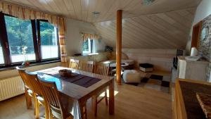 a living room with a table and chairs in a room at Pension & Ferienwohnung Eitler in Aue-Bad Schlema