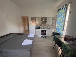 a room with a bed and a kitchen at Casa Concettina in Ercolano +4 photos