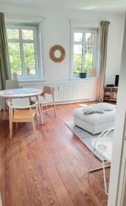 a living room with a table and chairs and a bed at Altbauvilla nahe Schlosspark in Eutin