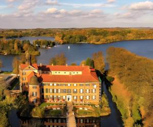 an aerial view of a large building on a lake at Altbauvilla nahe Schlosspark in Eutin