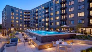 ein Bild eines Hotels mit Schwimmbad in der Unterkunft AVE Normandy - Extended Stay Furnished Apartment in Philadelphia