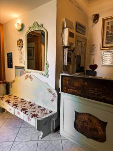 a room with a mirror and a bed with a piano at Hotel Adua in Venice