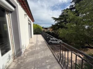 a balcony of a house with a fence at Maison rénovée Montélimar in Montélimar