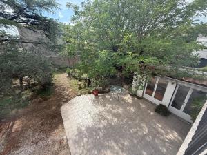 an overhead view of a patio with a tree at Maison rénovée Montélimar in Montélimar +4 photos