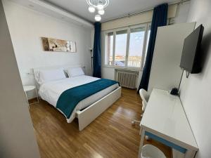 a bedroom with a bed and a television in it at ANMAN HHBB tourism & business rooms in Padova