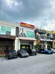 a group of cars parked in front of a building at Hotel Lean Fatt in Ipoh