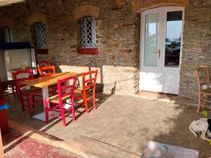 a patio with a wooden table and red chairs at Lavillafortuna in Casa Pantano