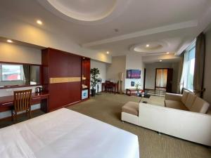 a large living room with a large bed and a couch at Khách sạn APPLAZA in Hòa Bình