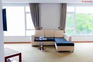 a living room with a couch and a table at Khách sạn APPLAZA in Hòa Bình