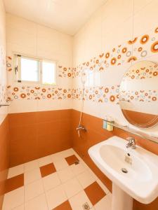 a bathroom with a sink and a mirror at Du Du Hao B&B in Yung-an-ts'un