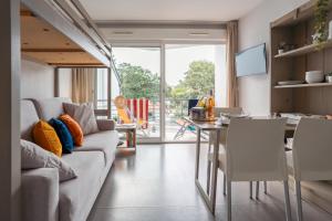 a living room with a couch and a table at Plage Centrale in Soorts-Hossegor
