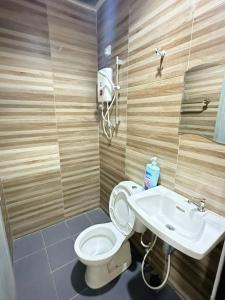 a bathroom with a toilet and a sink at Hotel Lean Fatt in Ipoh +20 photos