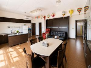 a kitchen and living room with a table and chairs at Du Du Hao B&B in Yung-an-ts'un +15 photos