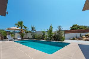 a swimming pool in the backyard of a house at 2026年8月新築,海直結!!ビーチフロント,オーシャンビュー,プール,サウナ付きヴィラ---Taito Pool EDGE--- in Chōjamachi