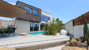 a home with a swimming pool and a house at 2026年8月新築,海直結!!ビーチフロント,オーシャンビュー,プール,サウナ付きヴィラ---Taito Pool EDGE--- in Chōjamachi