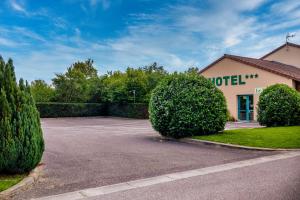 a parking lot in front of a hotel at Le Relais du Mess in Vacherauville