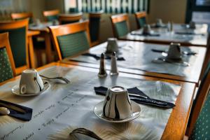 a table with plates and napkins on top at Le Relais du Mess in Vacherauville
