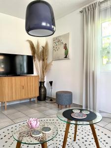 a living room with a tv and a table at Lichte Wohnung zum Wohlfühlen in Bastheim