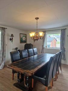 a dining room with a table and leather chairs at Trysil sentrum apartment in Trysil