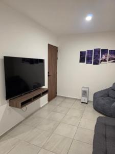 ein Wohnzimmer mit einem Flachbildfernseher an der Wand in der Unterkunft Depa Piky in La Cañada