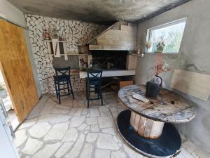 a room with a table and chairs in a room at Ora Apartment in Kastel Sucurac
