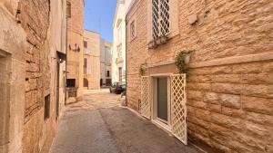 an alley with a door in a stone building at Appartamento San Giorgio in Bitonto