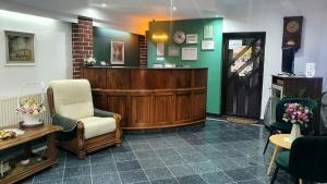 a waiting room with a waiting chair and a waiting room at Motel Buti in Sighetu Marmaţiei