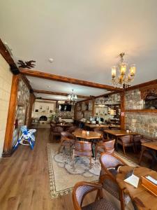 a restaurant with tables and chairs in a room at Duru Hanım Konağı in Bursa