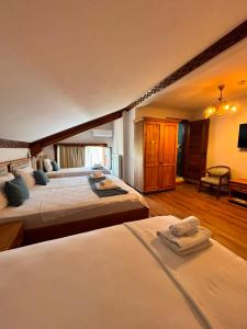 a hotel room with two beds and a tv at Duru Hanım Konağı in Bursa