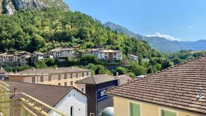 a town with houses and mountains in the background at Casa d'Eva in Pont-en-Royans