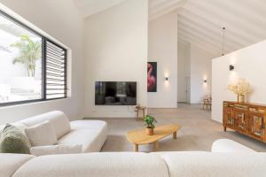 a living room with a white couch and a table at Villa Dushi Brisa 650 - Coral Estate in Willibrordus