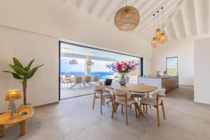 a kitchen and dining room with a table and chairs at Villa Dushi Brisa 650 - Coral Estate in Willibrordus