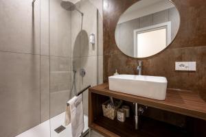 a bathroom with a sink and a shower with a mirror at Guest house terra mia a Toledo in Naples