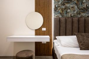 a bedroom with a sink and a bed with a mirror at Guest house terra mia a Toledo in Naples