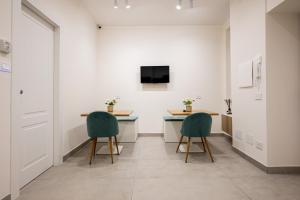 a room with two chairs and a table and a tv at Guest house terra mia a Toledo in Naples