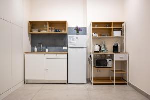 a kitchen with white cabinets and a refrigerator at Guest house terra mia a Toledo in Naples