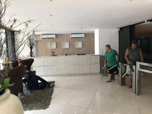 a group of people standing in a lobby at Landscape Beira Mar - Lindo, Luxo, Frente mar in Fortaleza