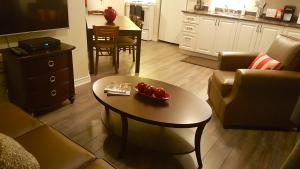 uma sala de estar com uma mesa com uma taça de fruta em 1-Bedroom Apartment Sweet #8 by Amazing Property Rentals em Gatineau
