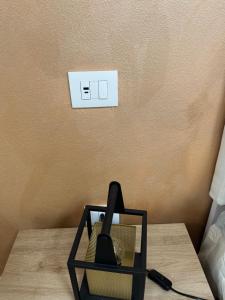 a phone sitting on a table next to a wall at Il Ligustro by Roberto in San Giovanni Lupatoto