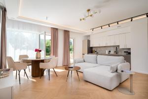 a living room with a white couch and a table at Golf Park Rajszew in Rajszew