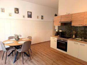 a kitchen with a table and chairs in a room at Apartments Chloe - Top 5 in Hollabrunn
