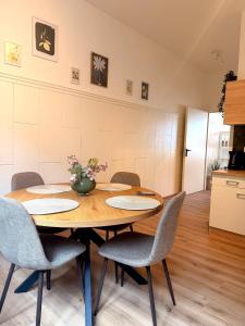 a dining room with a table and chairs at Apartments Chloe - Top 5 in Hollabrunn +9 photos